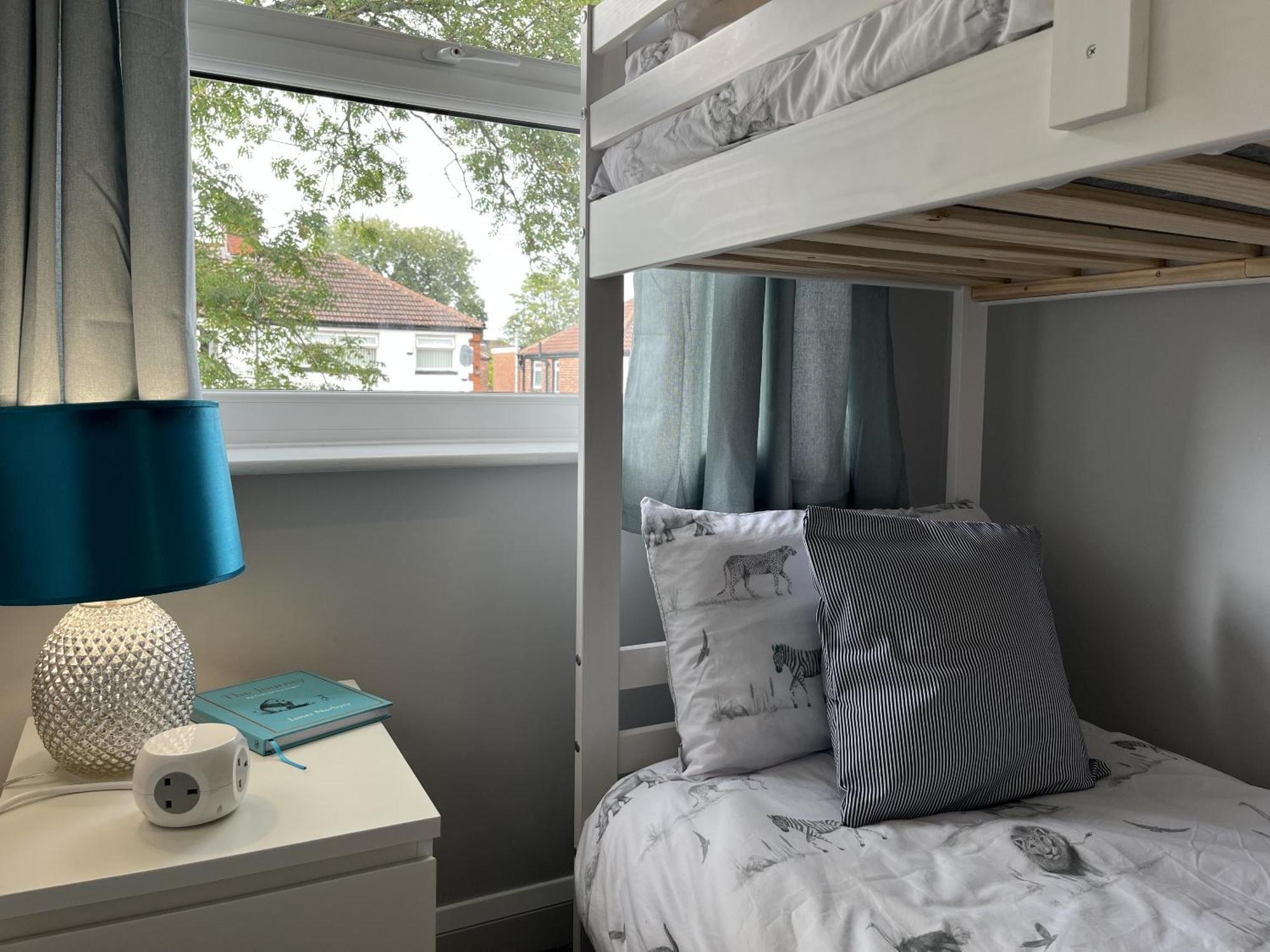 Modern 3-Bed Stay-Away-Home Sleeps 6 Nr Manchester Exterior photo