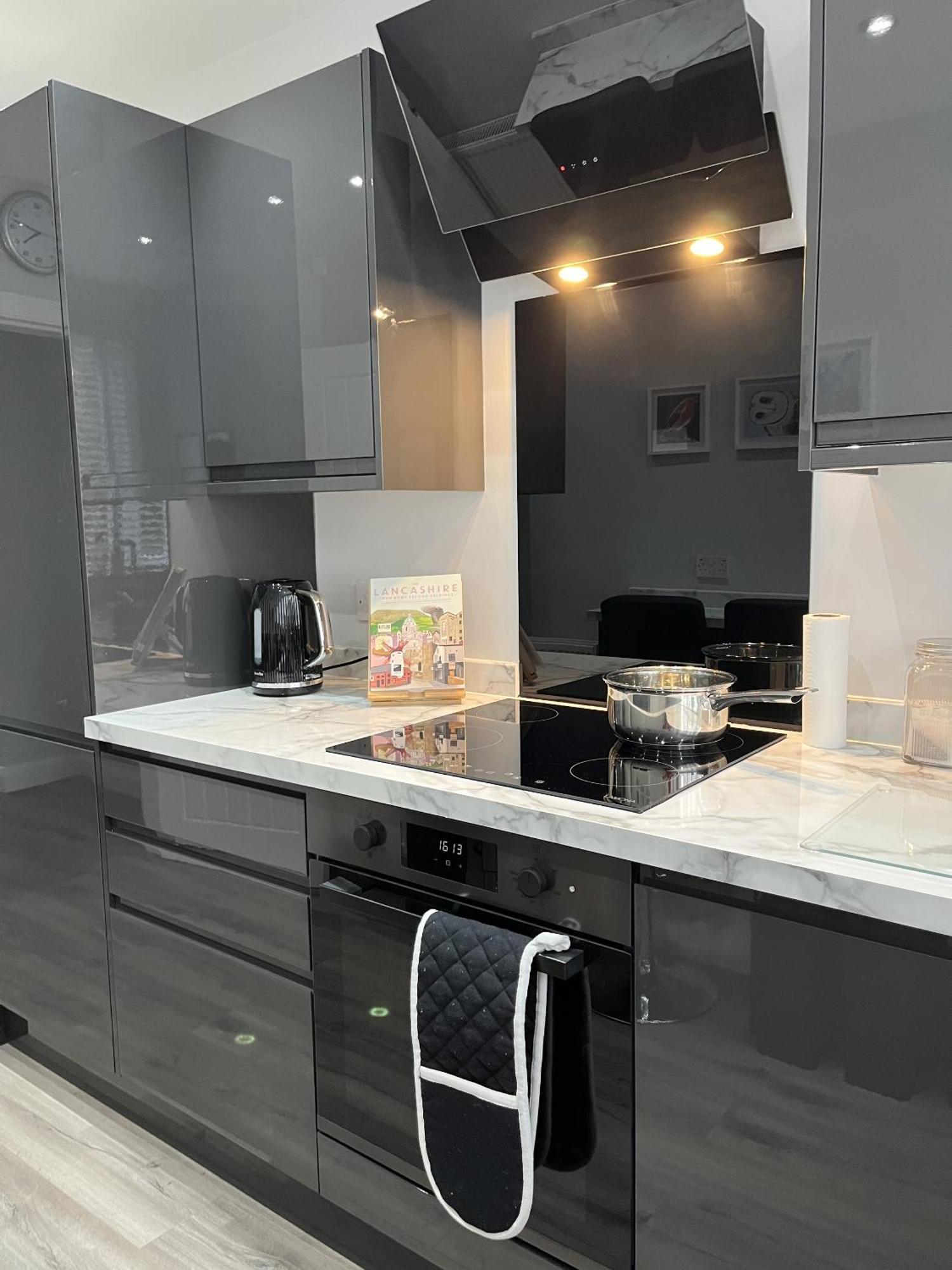 Modern 3-Bed Stay-Away-Home Sleeps 6 Nr Manchester Exterior photo